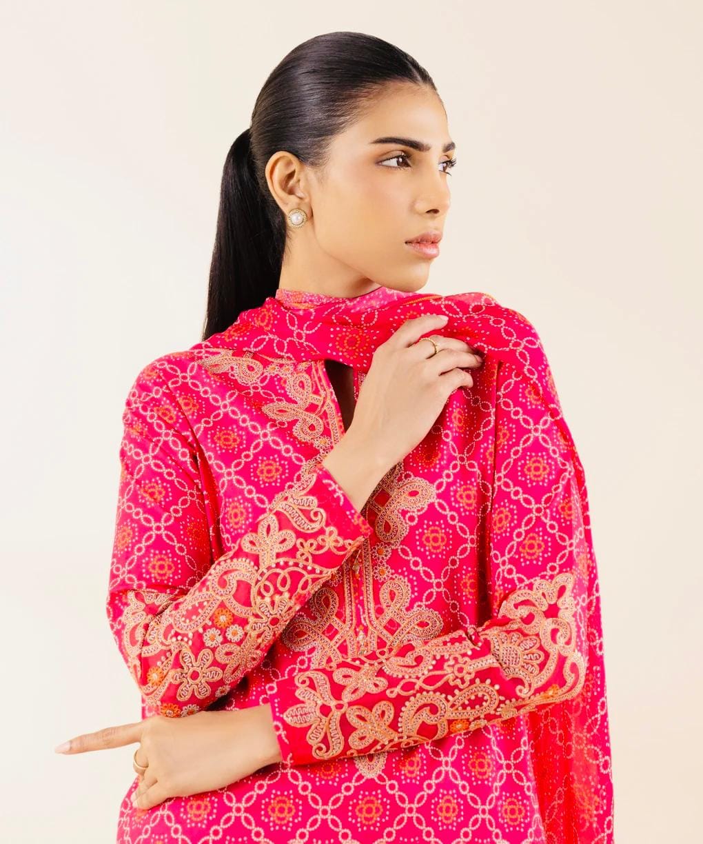 sapphire-3piece-embroidered-lawn-suit (3) U3PESG25V410